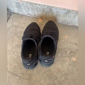 On cloud qc men’s sneakers size 8.5 black
